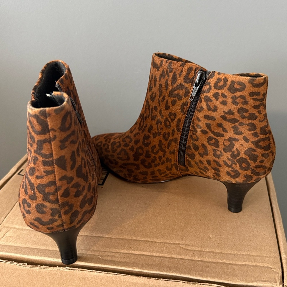 Clarks Leather "Linvale" ankle Bootie Cheetah Size 8.5 M - Picture 8 of 10